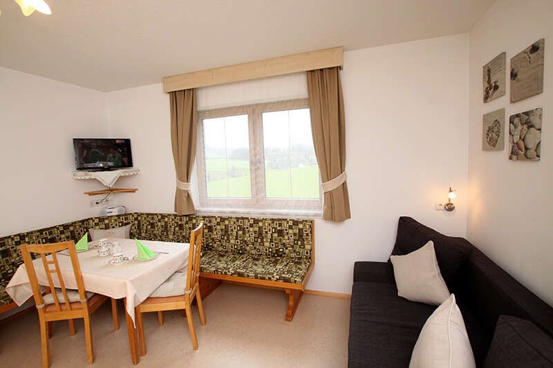 Ferienwohnung mit Essbereich und Couch Salzerhof 
