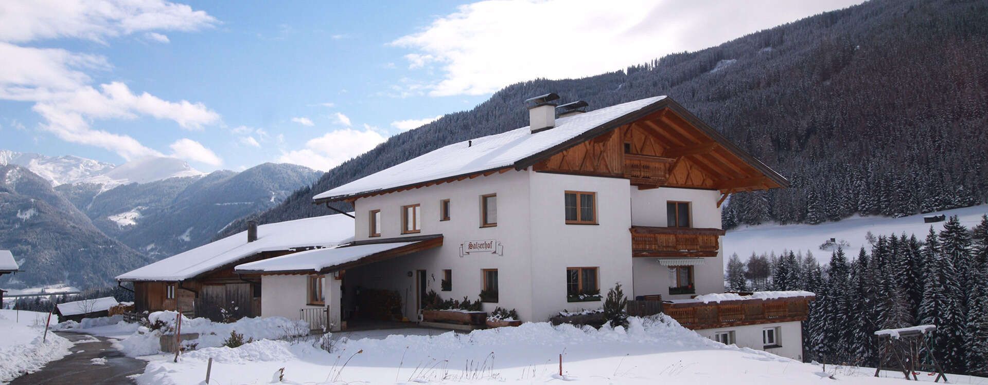 Salzerhof Winterurlaub Tirol Hausansicht